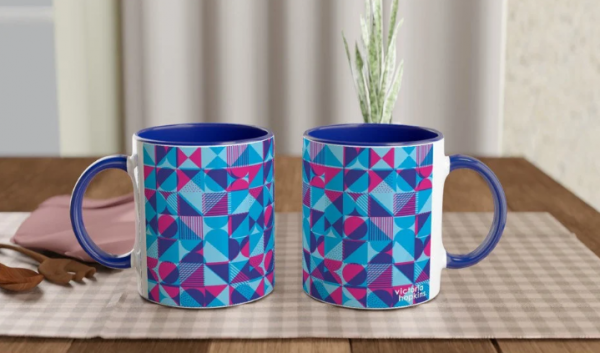 Mug dengan desain pola geometris yang modern